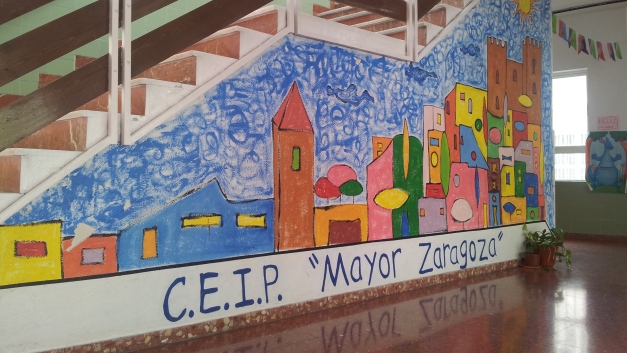 Mural a la entrada del colegio Mayor Zaragoza.